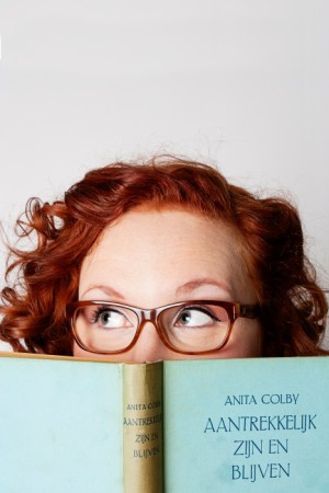 Lana leest een huisvrouwenboek