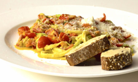 Recept: Courgetti met pesto, tomaat en spekjes