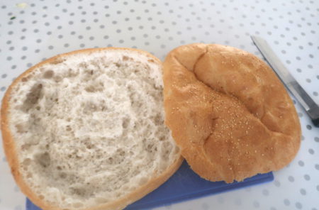 Turks brood gevuld met gekruid gehakt