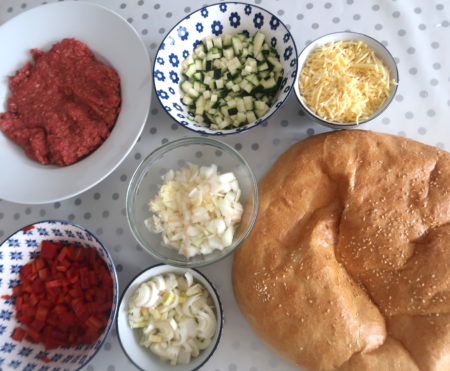 Turks brood gevuld met gekruid gehakt
